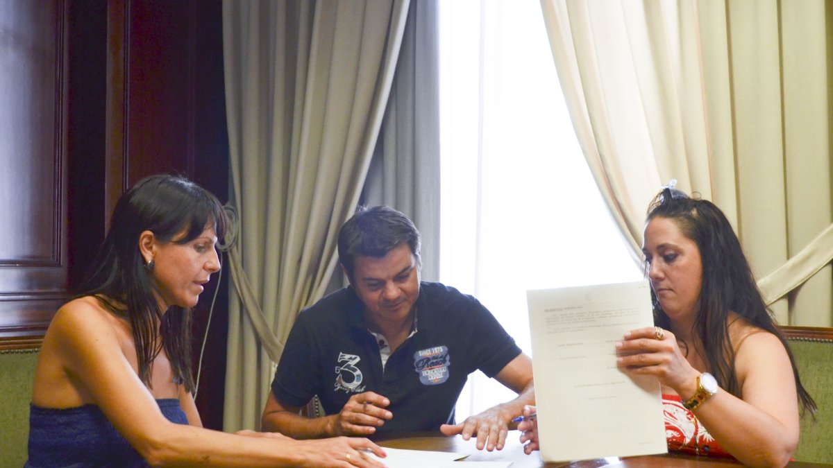 Firma del alquiler con la diputada de Vivienda.
