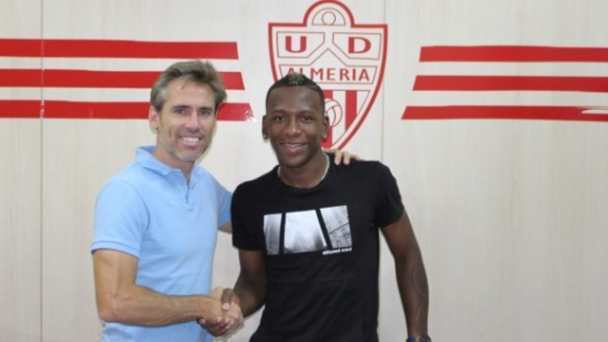 El nuevo lateral con Miguel Corona.