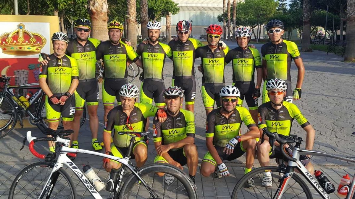 Jairo Ruiz posa con el Ciudad de Huércal.