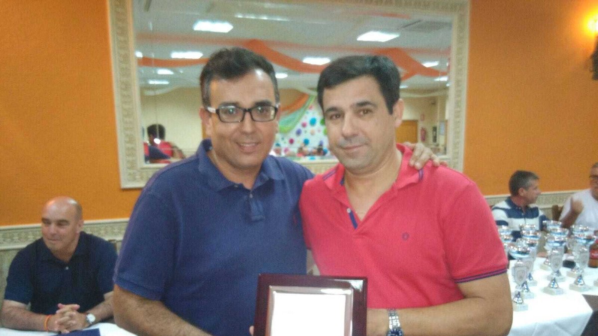 El presidente de los veteranos distingue a Amizián.