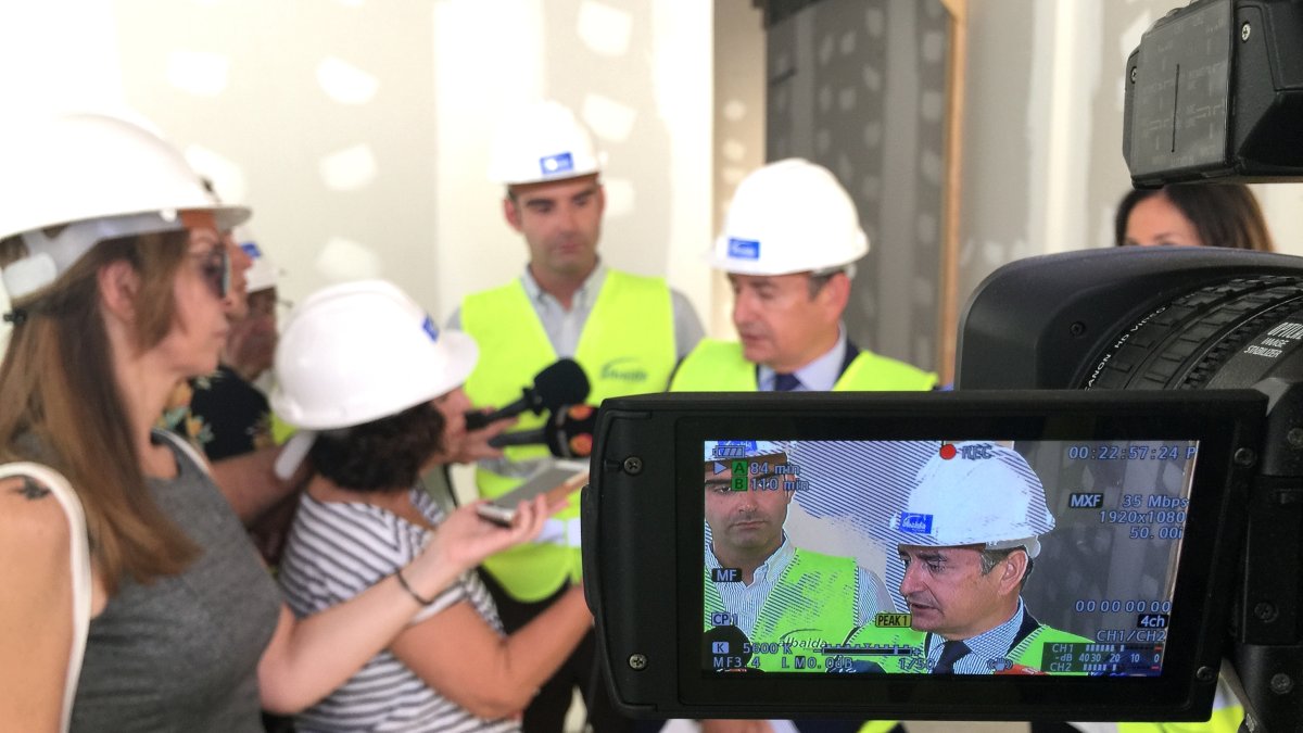 El delegado Antonio Sanz atiende a los medios en Almería