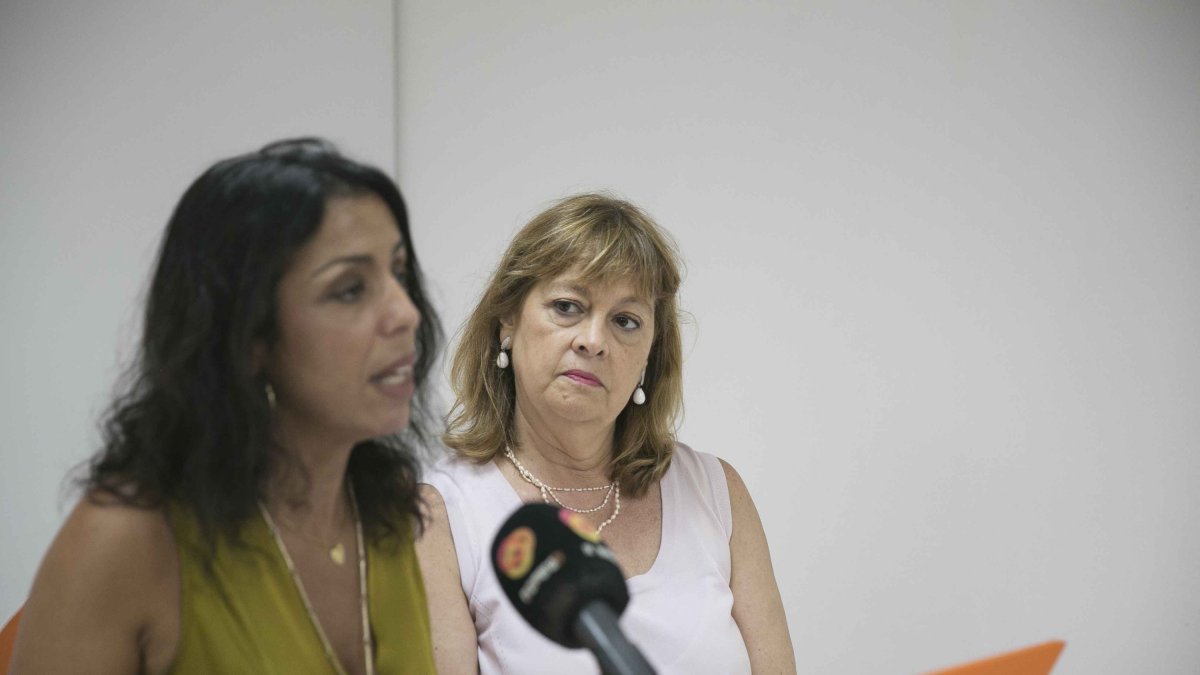 Mabel Hernández junto a Marta Bosquet durante su comparecencia