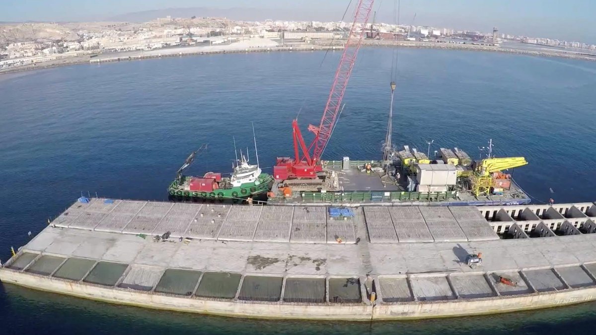 Obras de construcción del dique exento de abrigo del Muelle de Pechina en Almería.