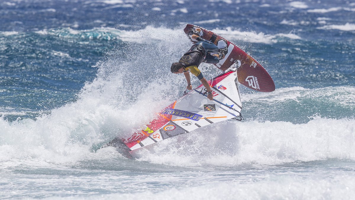 Víctor Fernández realizando una espectacular maniobra en Gran Canarias.