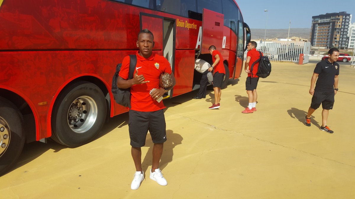 Pervis Estupiñán en la puerta del autocar.