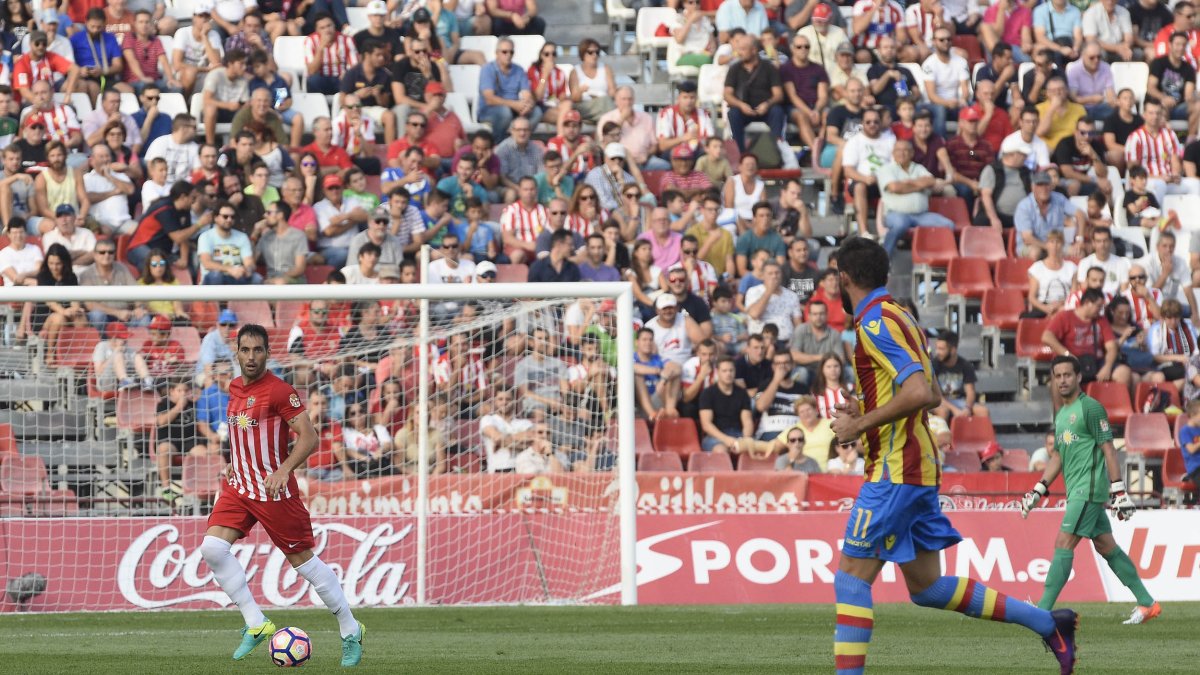 Trujillo en el partido Almería-Levante de Liga.