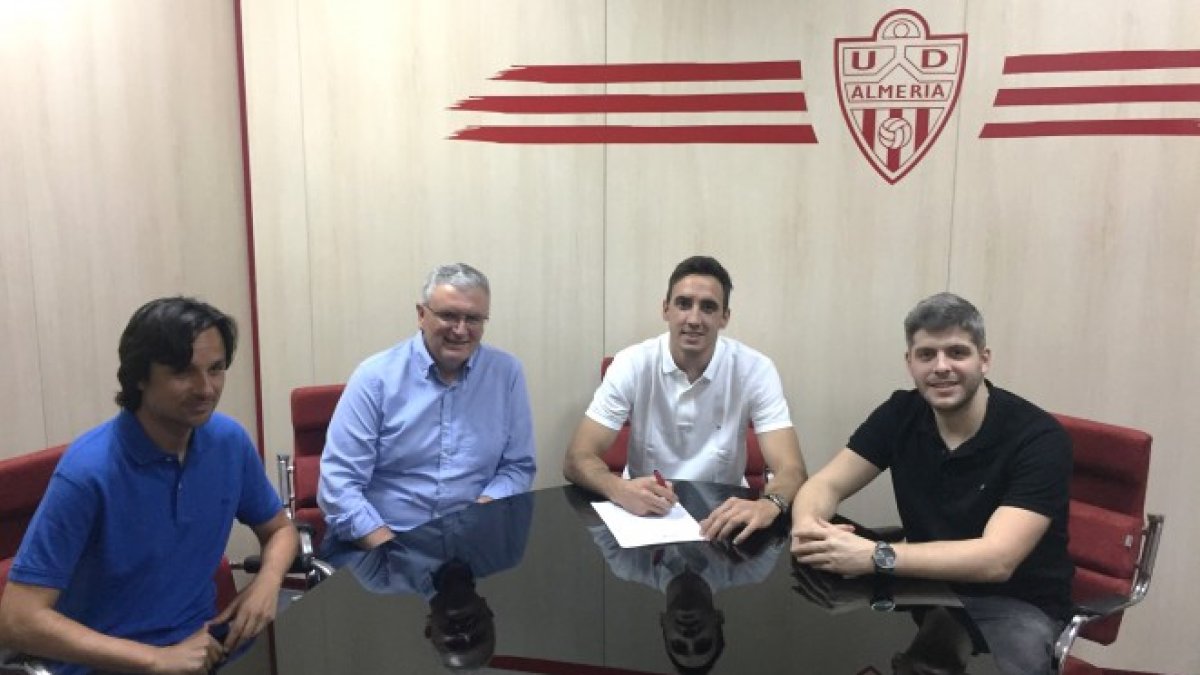 Caballero firmando contrato con el Almería.