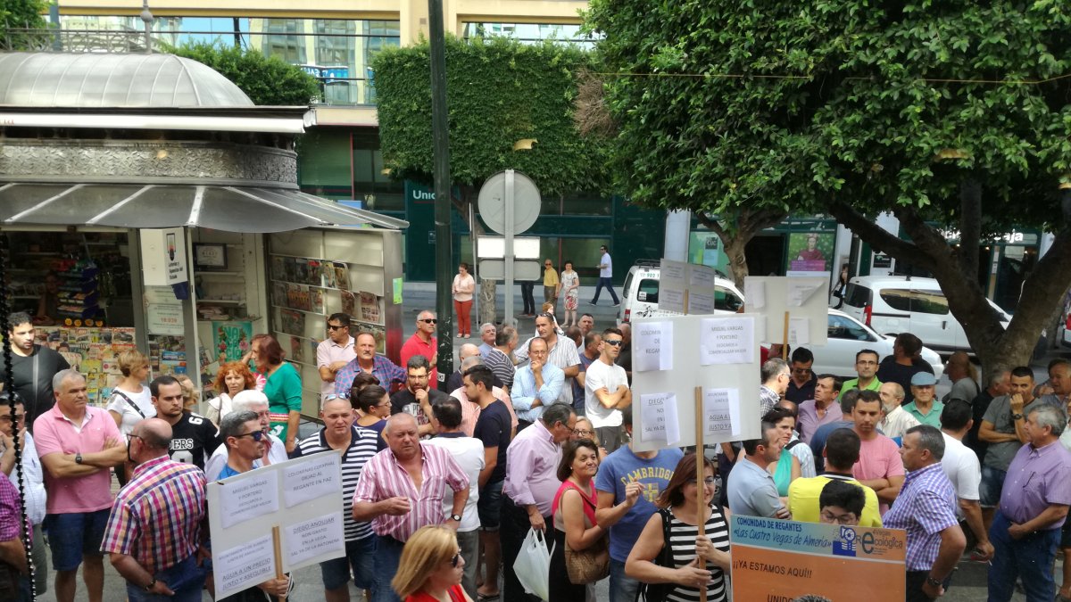 Los regantes se concentran en el Paseo de Almería para exigir agua para regadío.