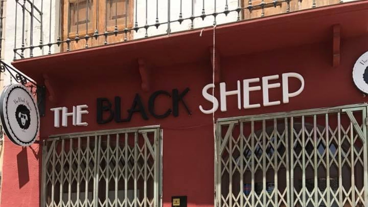 Imagen del precintado colocado ayer en la puerta de la cafetería.