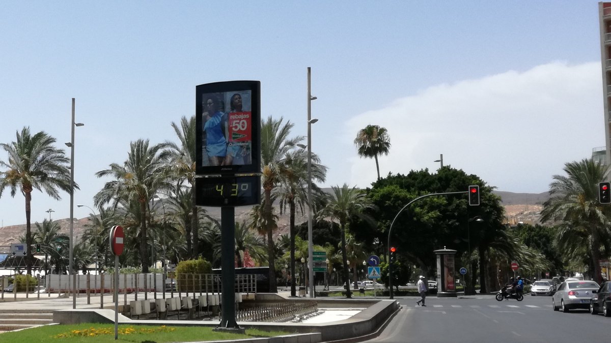 Termómetro en Almadrabillas marcando 43 grados