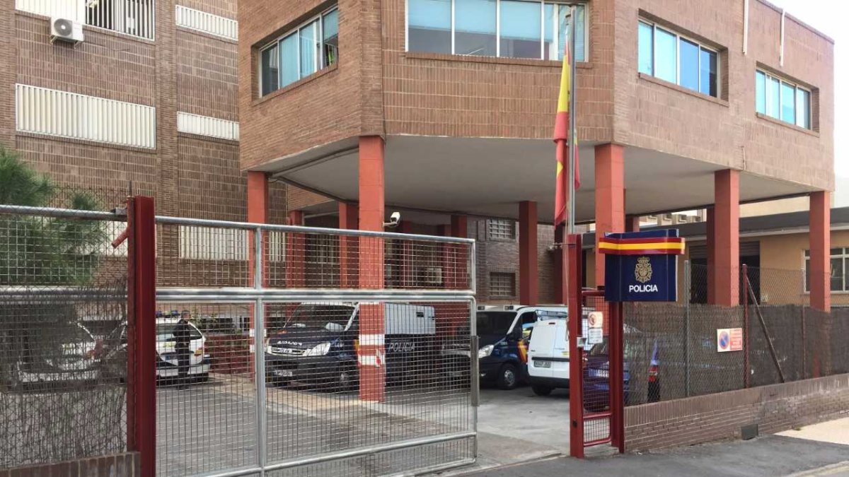 Acceso a los calabozos en la Comisaría de Almería.