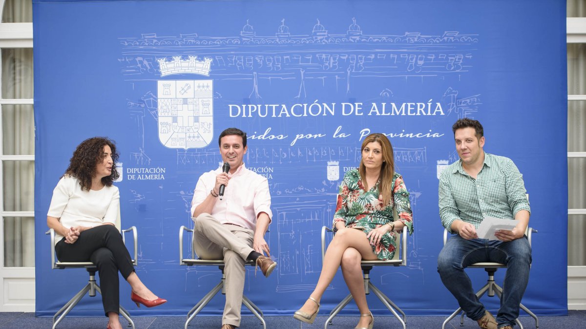 Entrega de obsequios en Diputación, esta mañana.