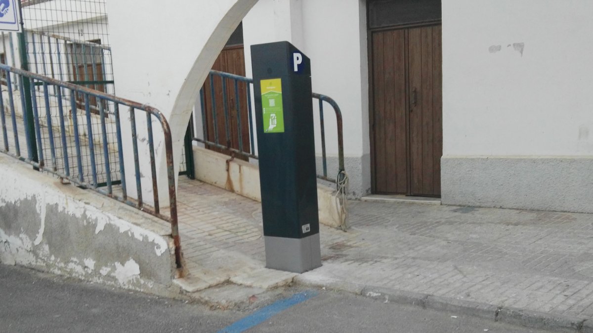 Parquímetro situado en una zona de poca visibilidad, junto a una escalera en desuso.