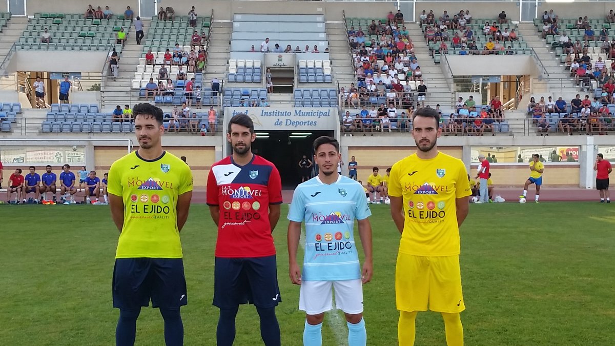 Jugadores con las equipaciones del CD El Ejido para la campaña 2017/18.