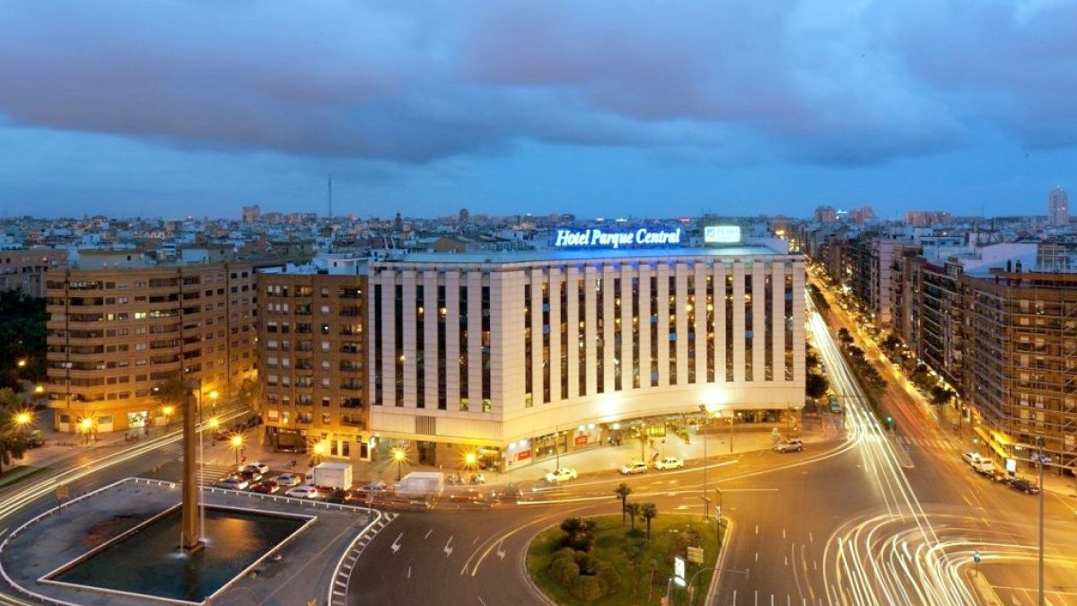 El Hotel  Parque Central fue construido en 2001 por García Ojeda y está situado en el centro de la ciudad del Turia.