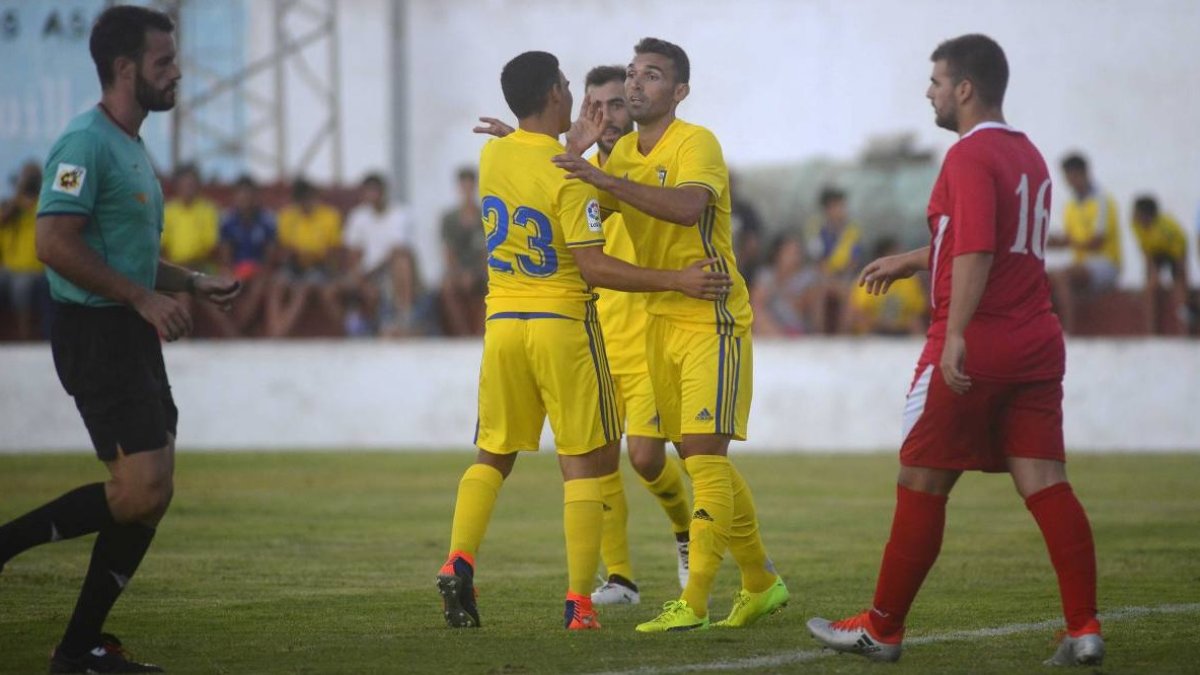 Dani Romera con el número 23 celebrando un gol con Barral.