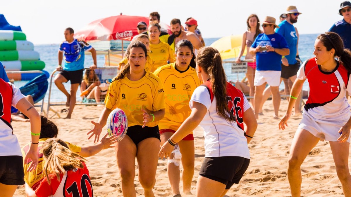 Las chicas lo bordaron sobre la arena.