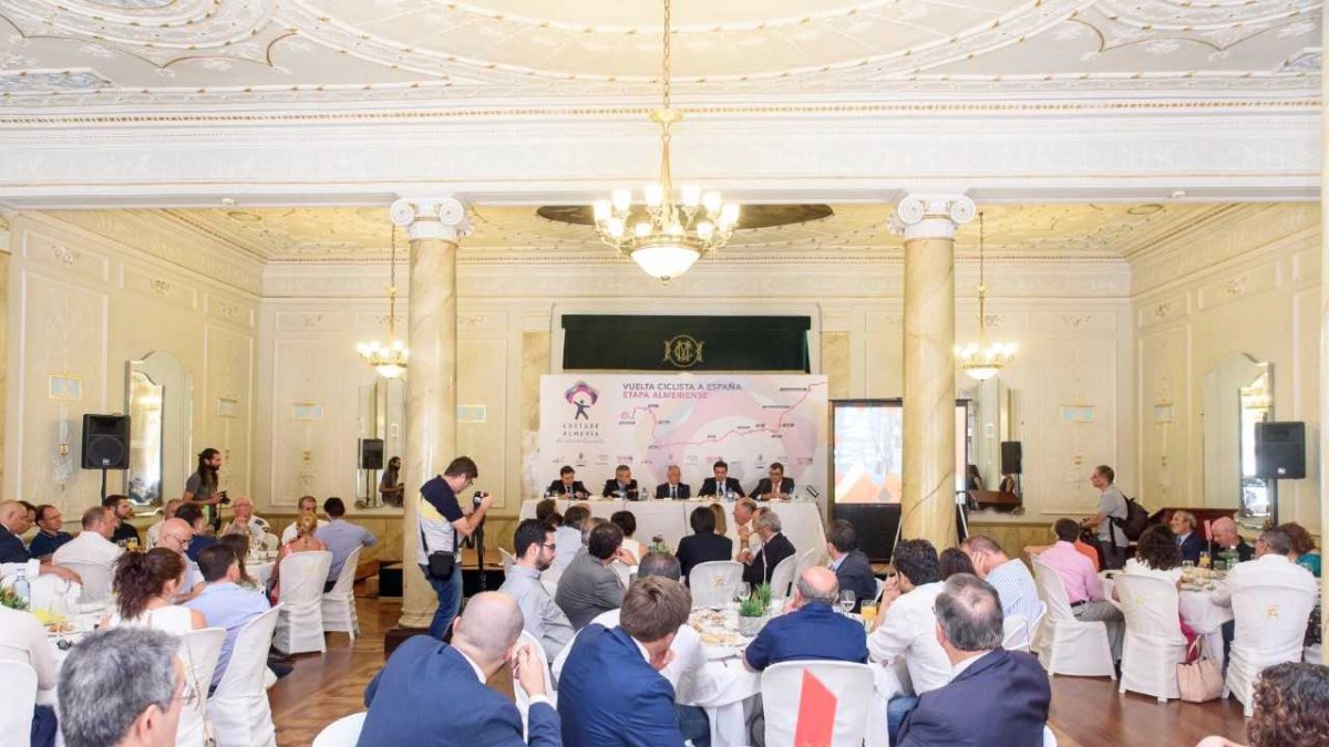 Gran número de asistentes a la presentación.