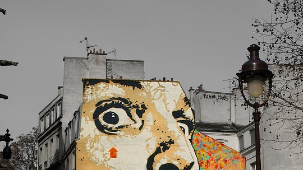 Graffiti que ilustra la imagen del pintor Salvador Dalí.