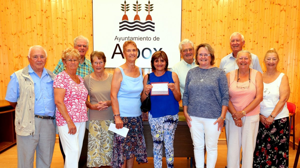 Miembros de la comunidad anglicana de La Aljambra con la presidenta de la AECC y la concejala de Albox.