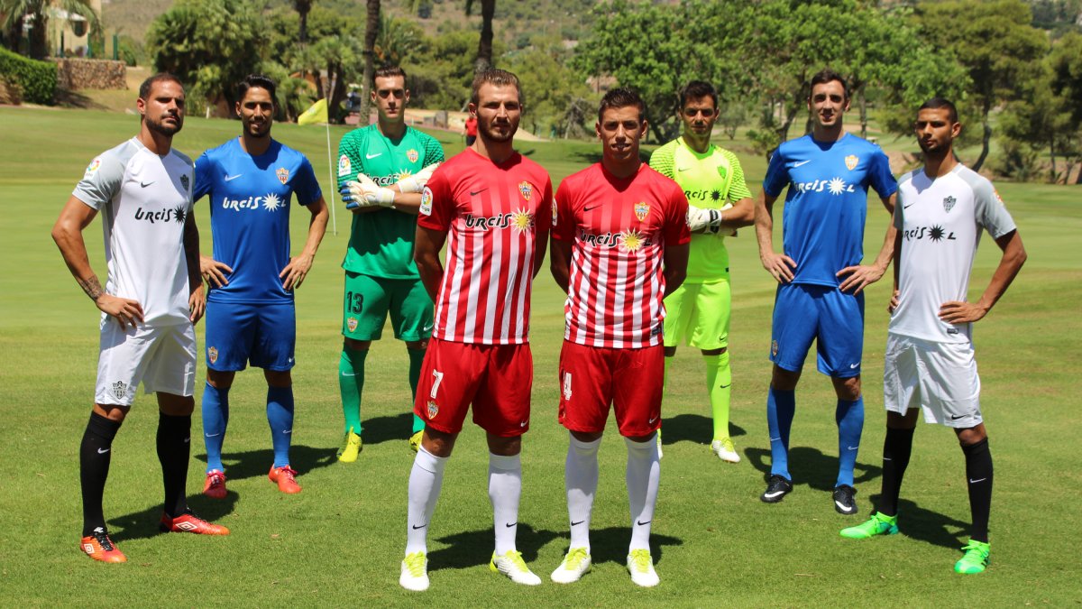 Los jugadores posan con las camisetas.