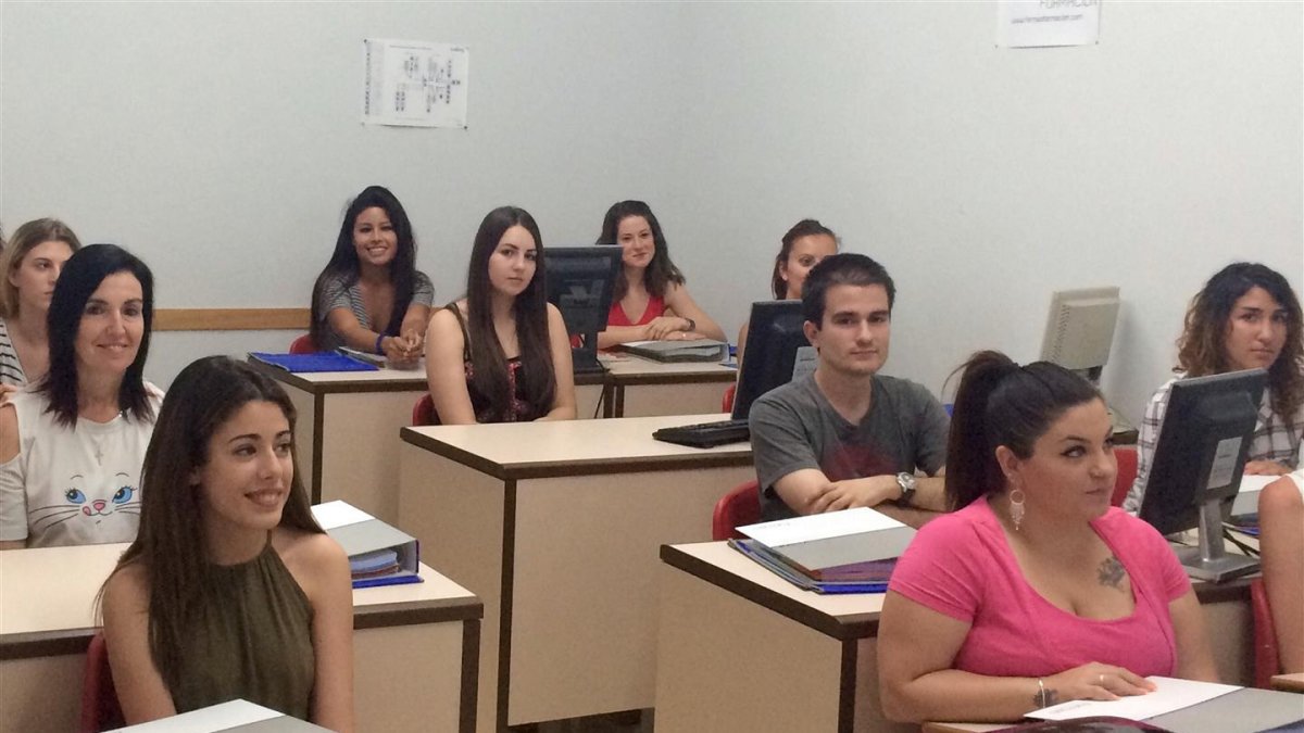Alumnos de Formas Formación atendiendo en clase.