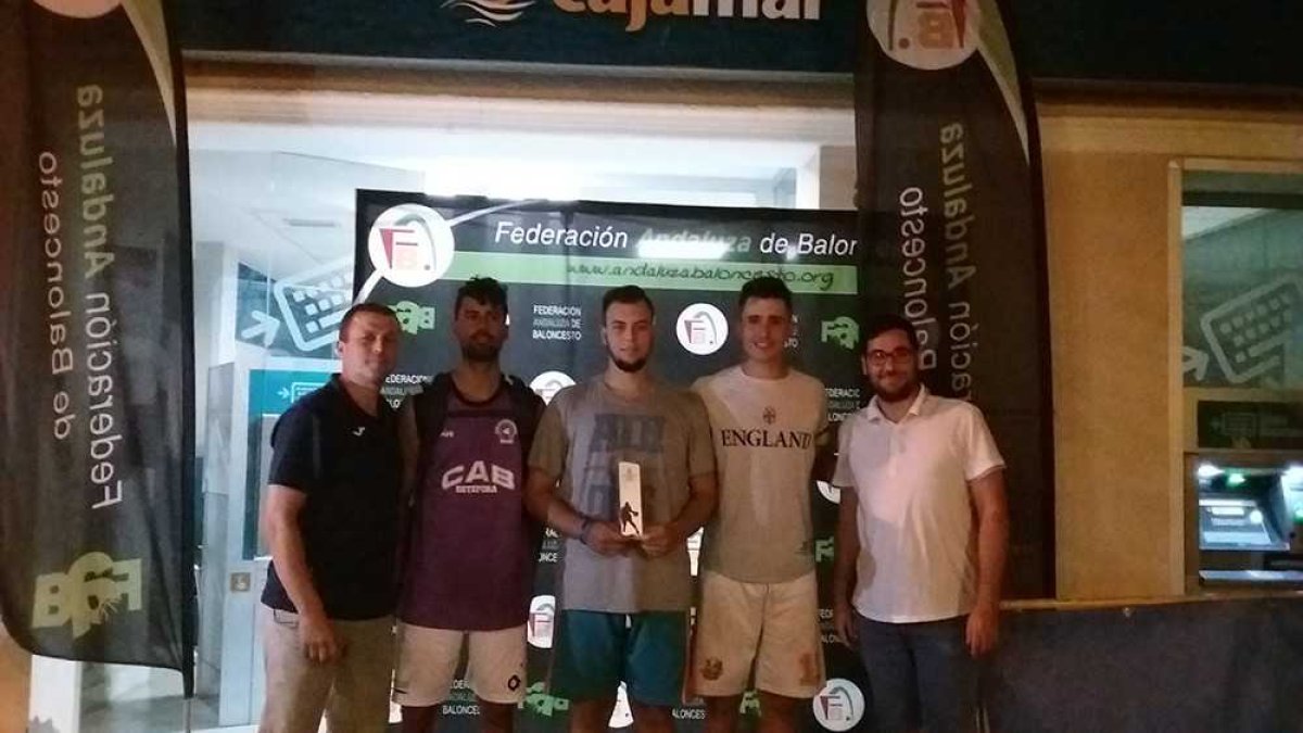 Los ganadores con sus trofeos.