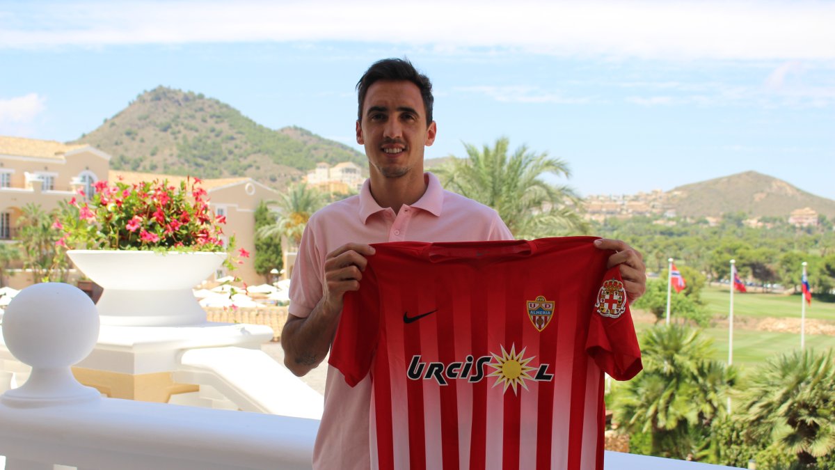 Pablo Caballero con su nueva camiseta.