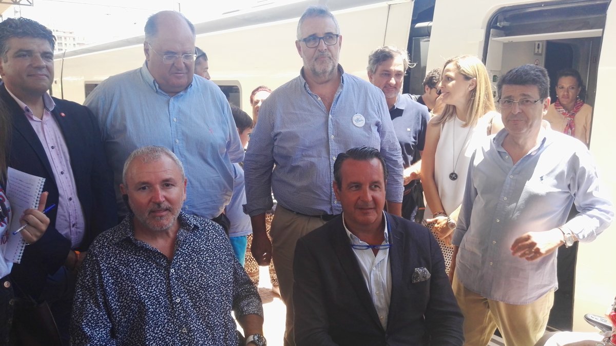 Parte de los asistentes a la llegada del Talgo.