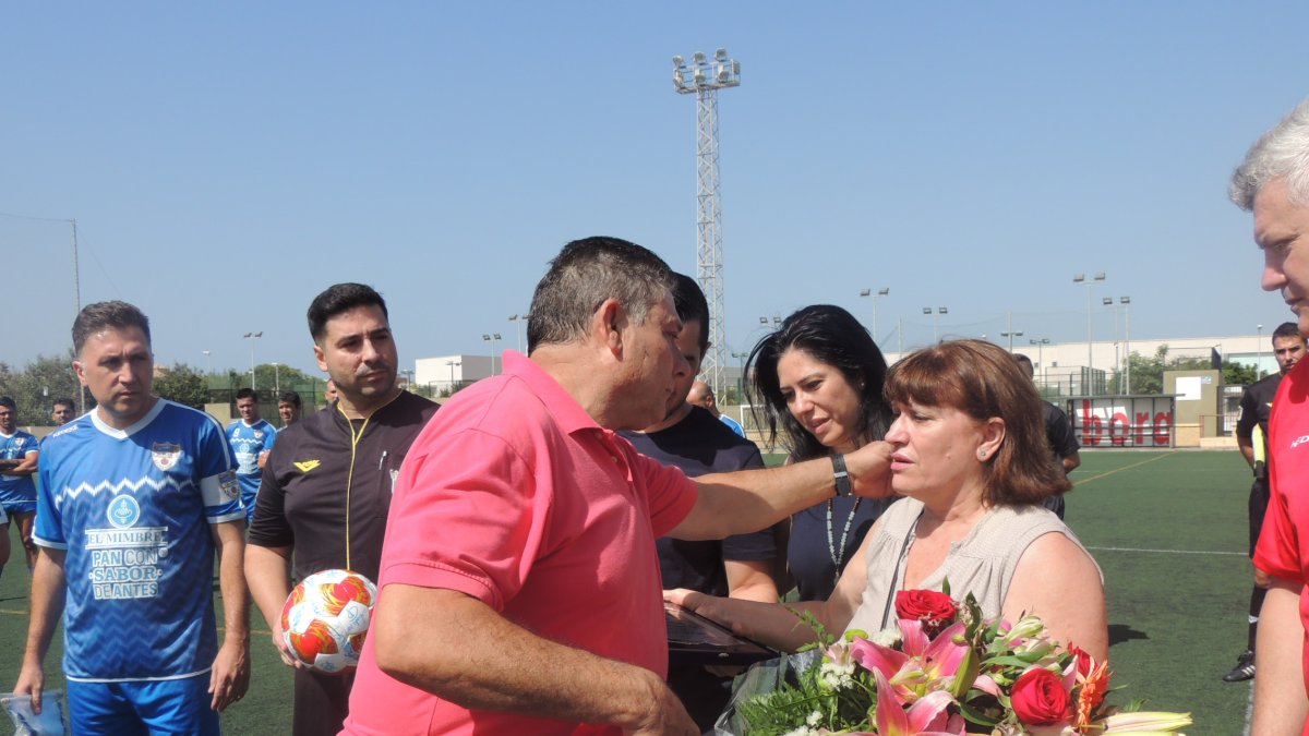 La viuda con el presidente del Zapillo.