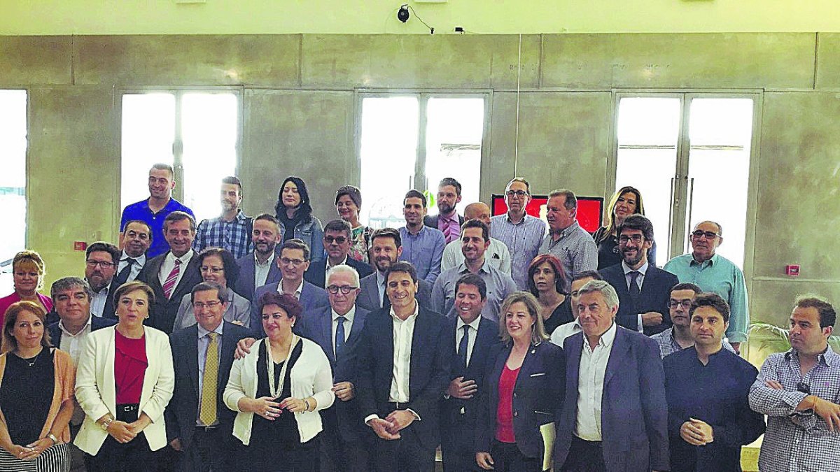 Reunión con el consejero celebrada en Baza en mayo por el eje eléctrico.