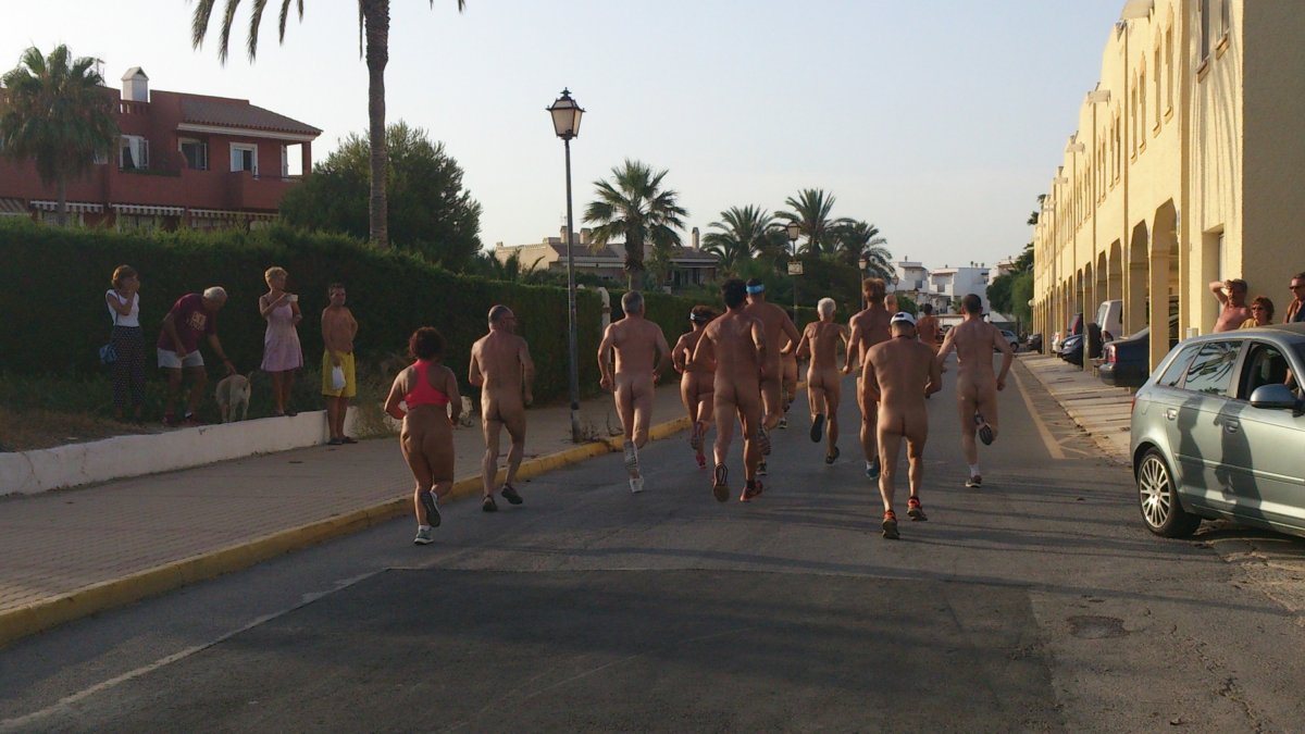 Los corredores realizaron un recorrido de 3,3 kilómetros por la urbanización naturista de Vera.