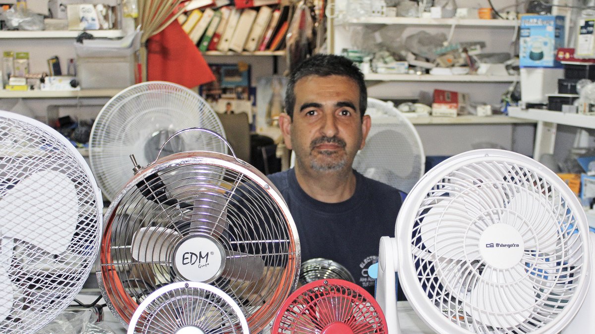 Gabriel Cobos cea lleva treinta años con su establecimiento de componentes electrónicos en la calle Lope de Vega.