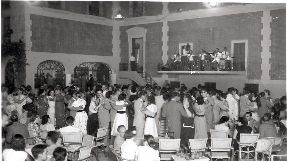 Baile con orquesta en la Terraza del Casino en 1952.
