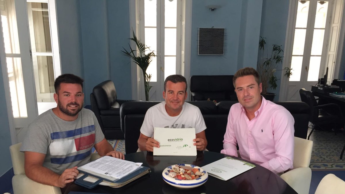 Presentación del plan de playas en materia de reciclaje de vidrio en Carboneras.