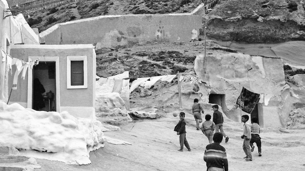 Cualquier escenario podía ser un  campo de fútbol si había niños de por medio. En la imagen, un grupo de niños jugando al fútbol bajo la empinada lad