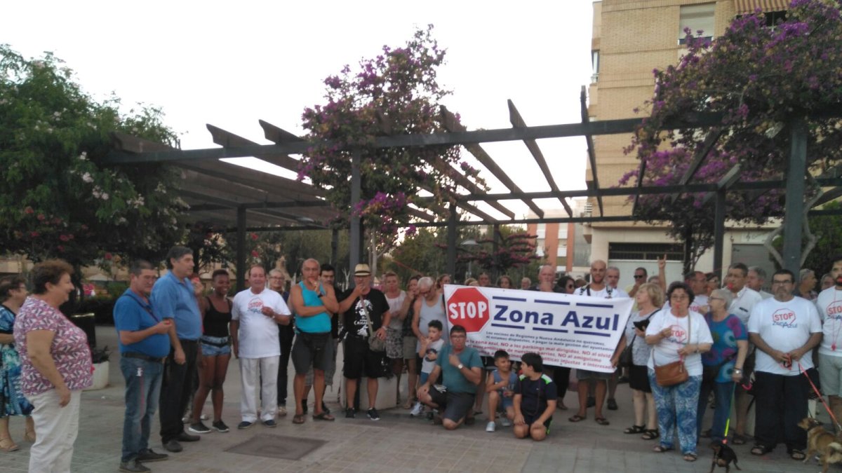 Concentración de los vecinos en el Parque San Isidro, junto a la calle Santiago.