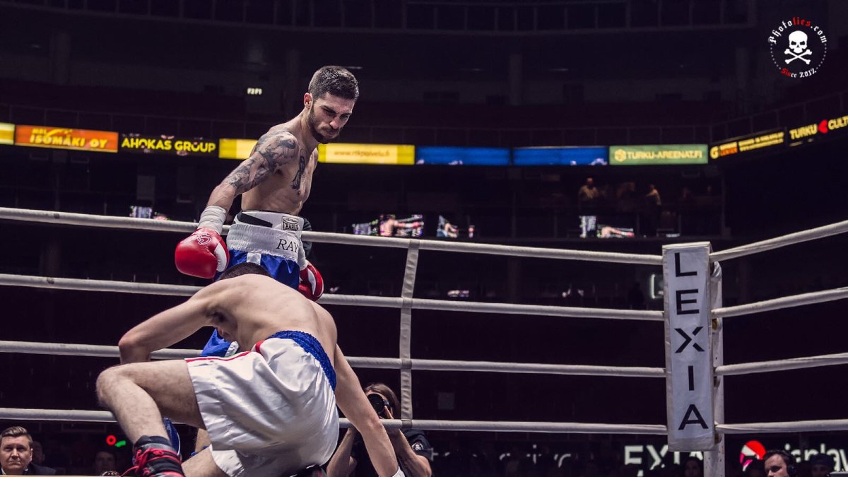 Rayito tumba en la lona a su rival en Finlandia.