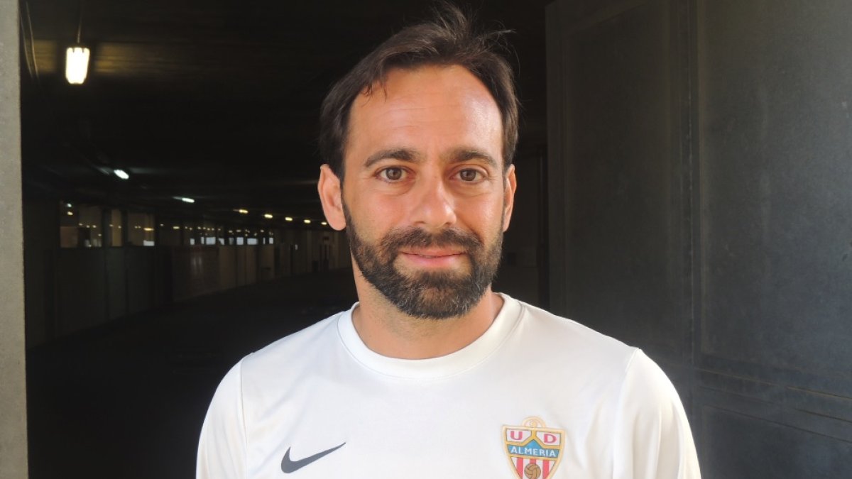 Fran Fernández, en la puerta que da acceso a la zona mixta del Mediterráneo.