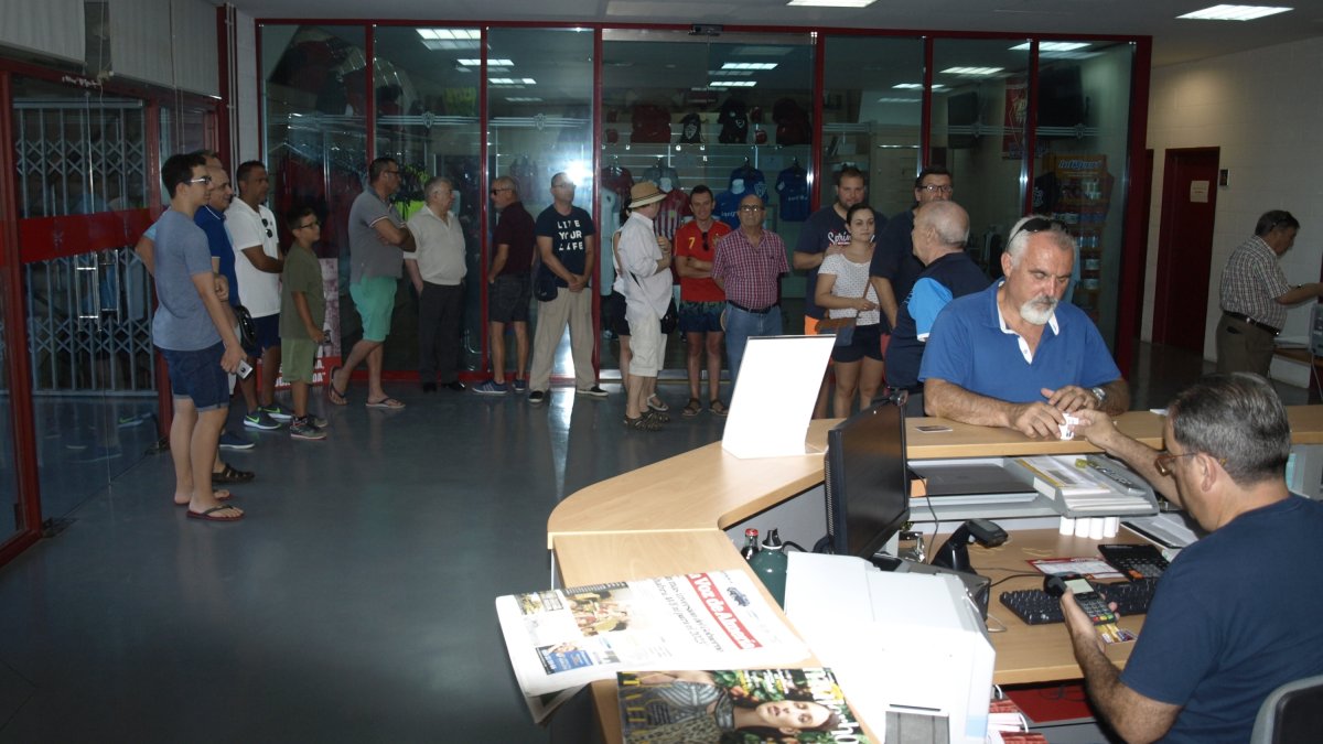 Los aficionados retirando los carnés.