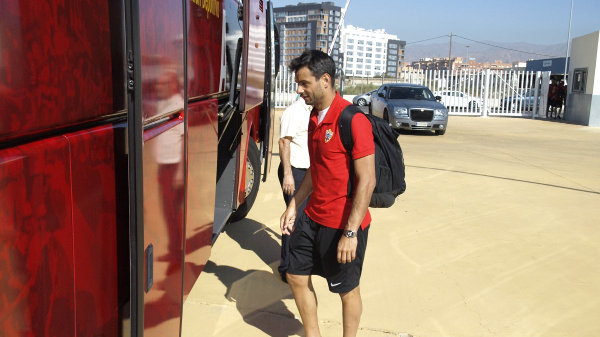 René Román sube al autocar rumbo a Mijas.
