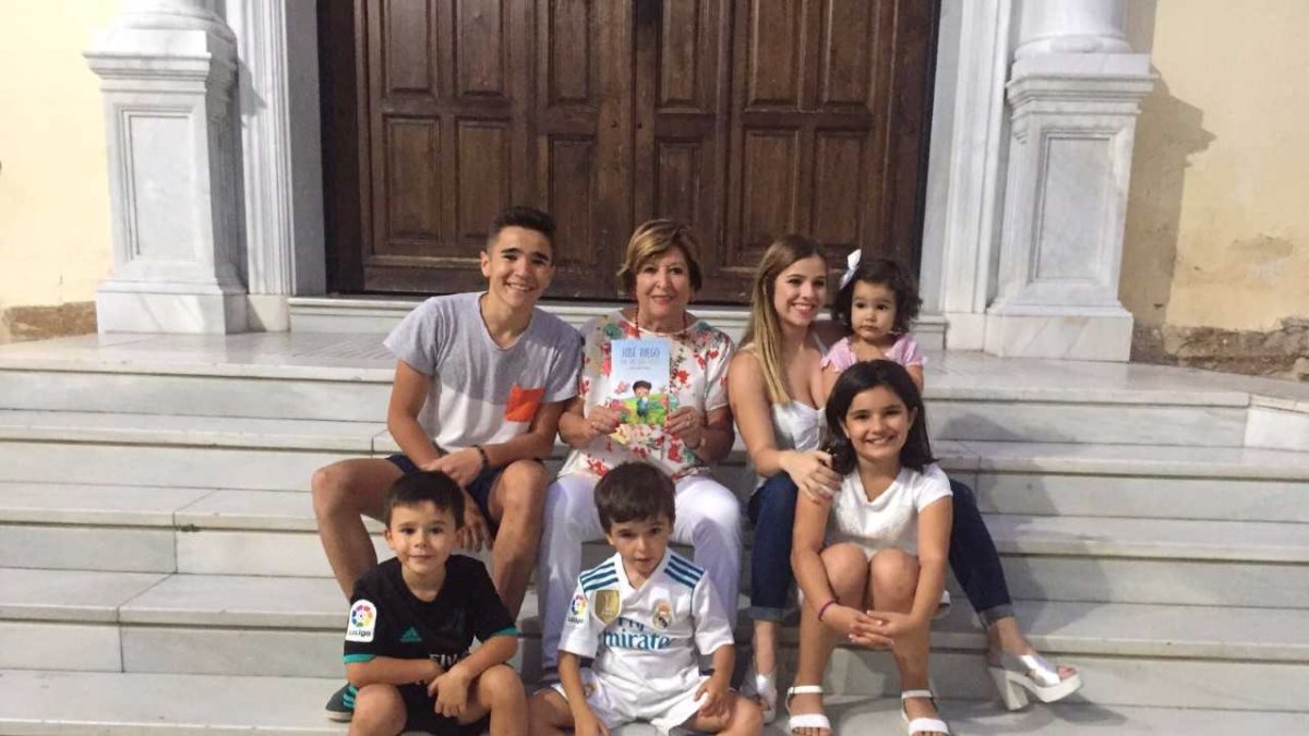 La familia de Clementina García y el libro en las manos de la autora.