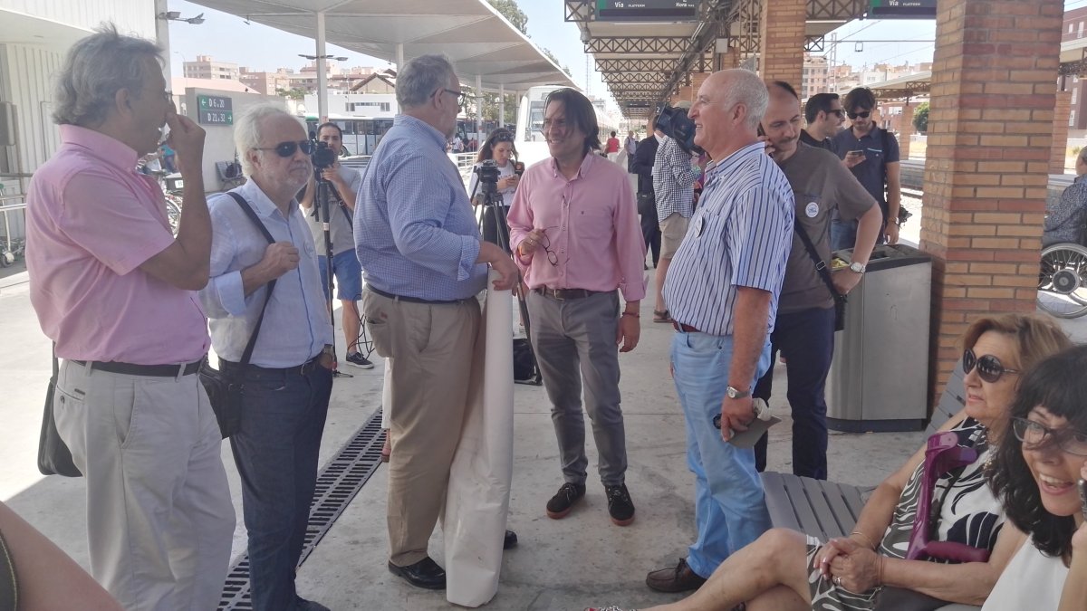 Miembros de la Mesa del Tren, el pasado viernes en la estación.