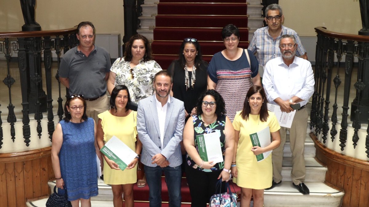 Delegado con representantes de asociaciones y consistorios que reciben ayudas.