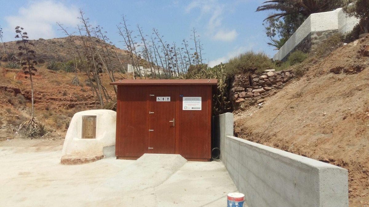 Caseta del aseo público en La Calilla de San José.