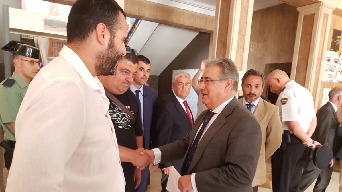 Sindicalistas y el ministro en el encuentro en la Subdelegación