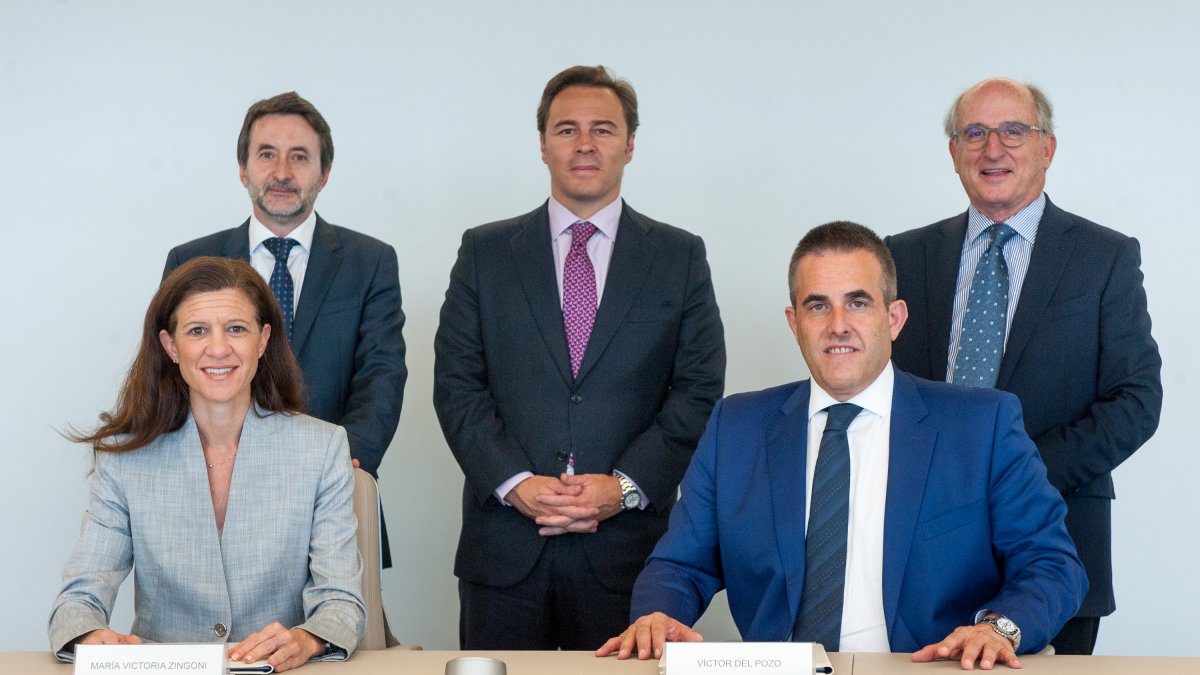 Responsables de ambas empresas en la firma del acuerdo