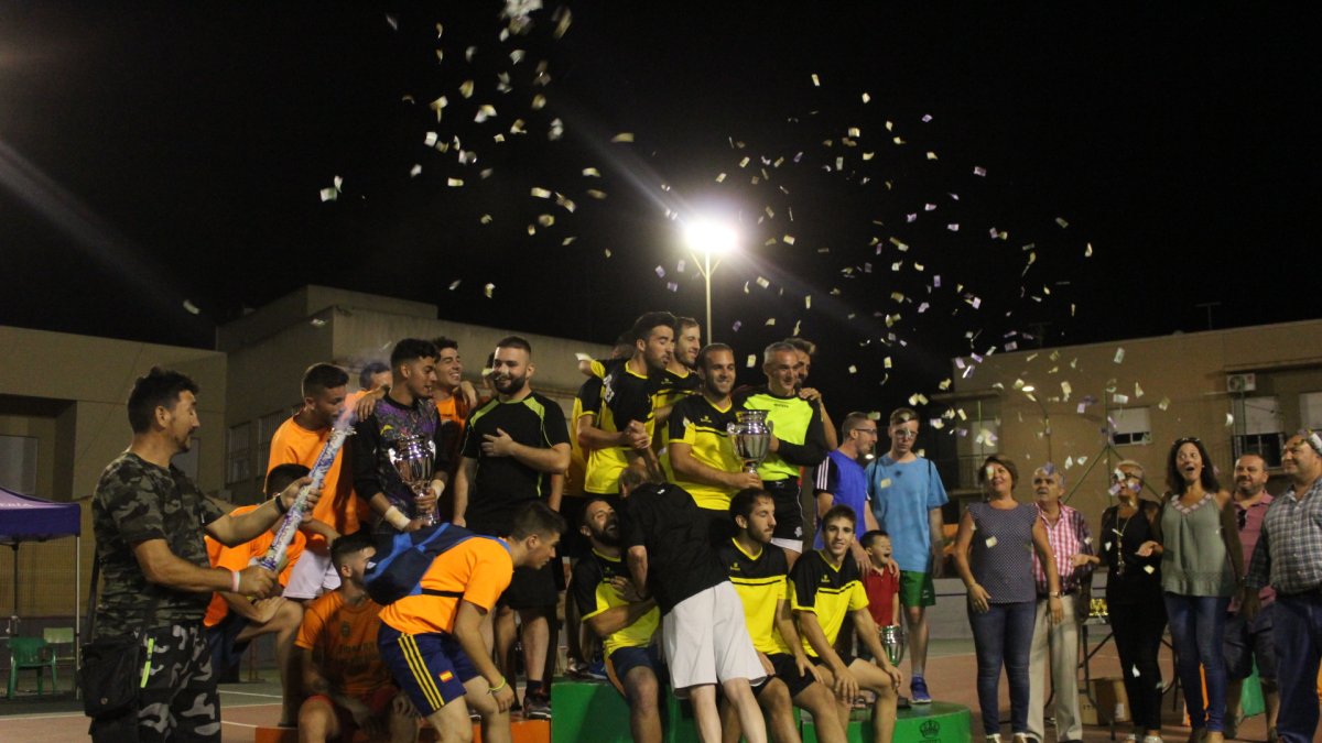 Los Morones festejan su triunfo en este maratón de fútbol-sala sénior.