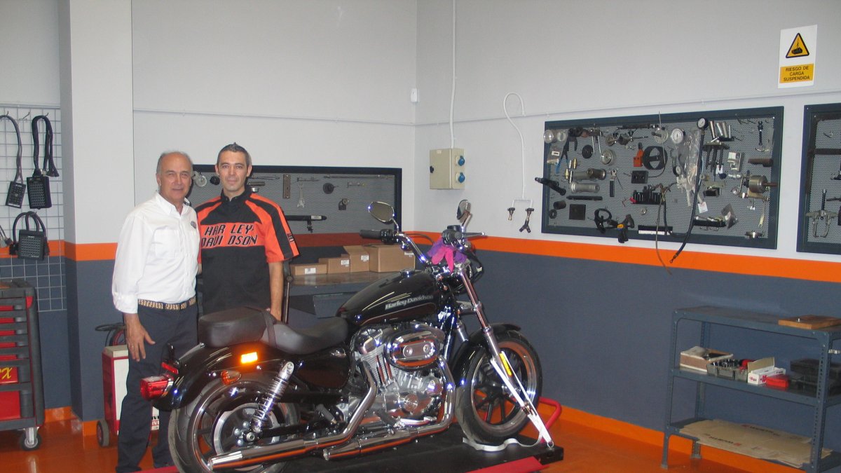 Ricardo Salvador, gerente de Touring Almería, y su mecánico Carlos Rueda