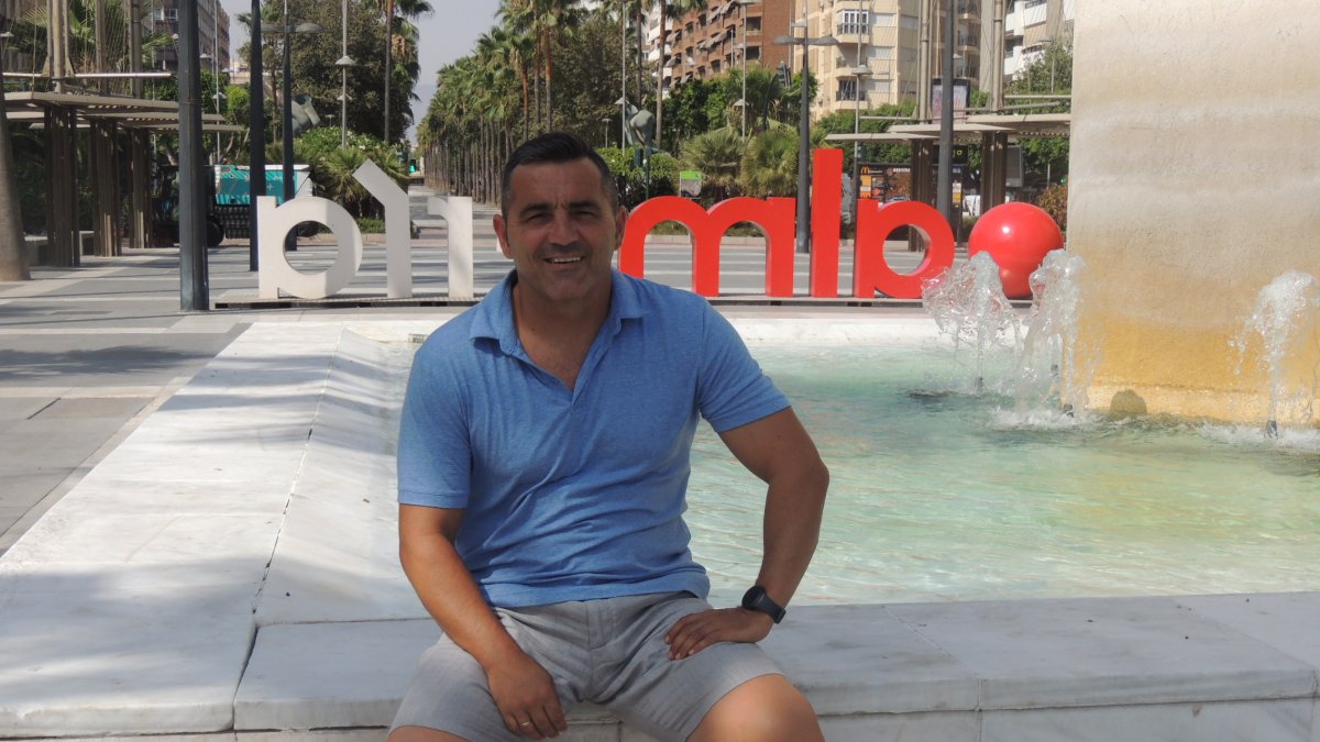 Peralta posa para LA VOZ en la parte baja de la Rambla de Almería.